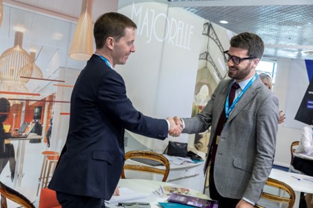 POINT 1 <img src="chemin/vers/image.png" alt="Deux hommes en costume se serrent la main lors d'une rencontre professionnelle dans un salon ou un événement d'affaires." />